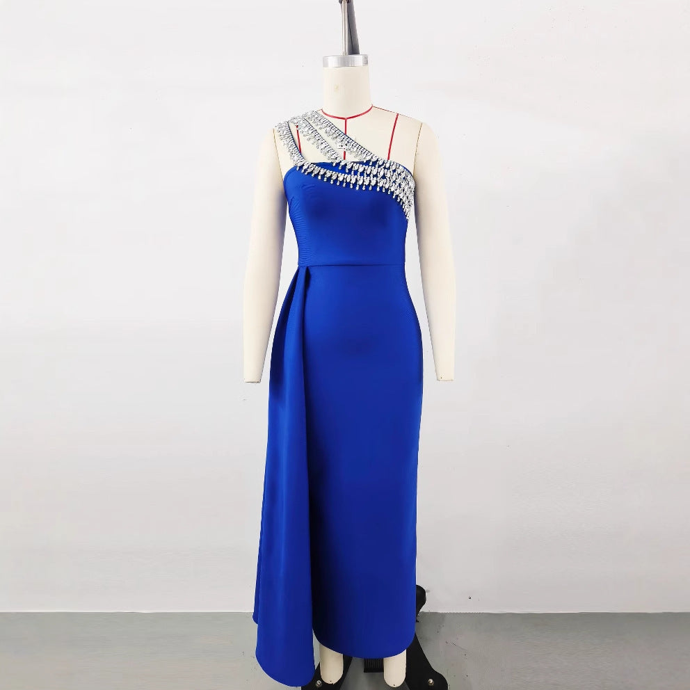 High-end  dames avondjurk met schuine schouders en diamantmotief