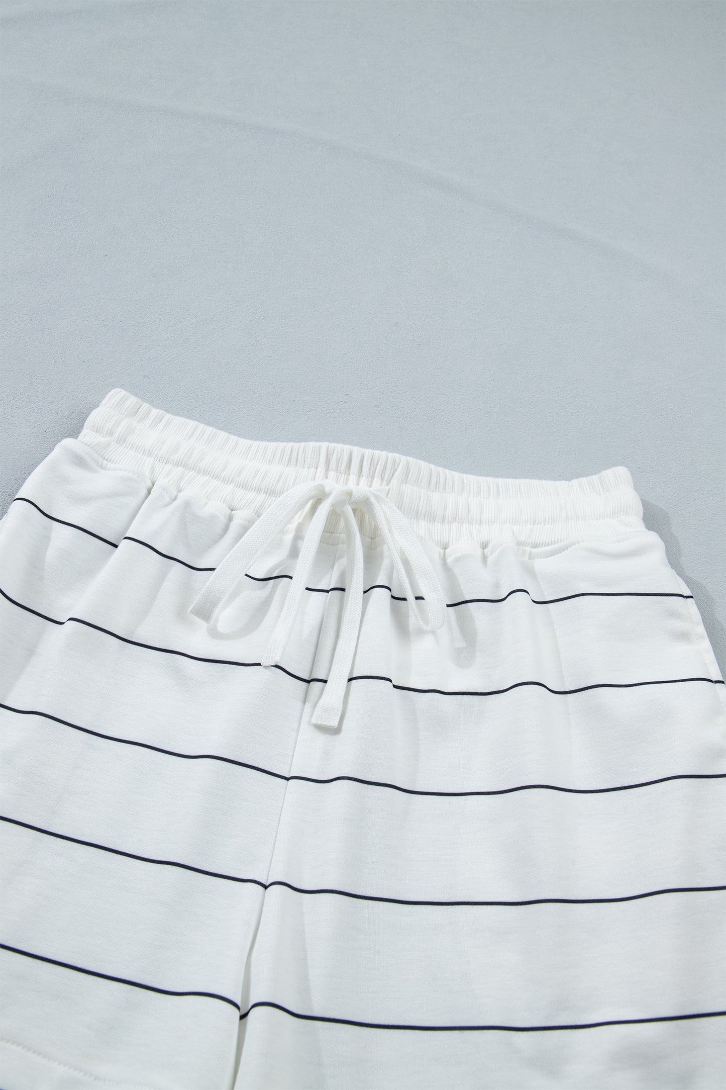 Gestreepte shirt met korte mouwen en shorts met zakken en trekkoord 2-delige set