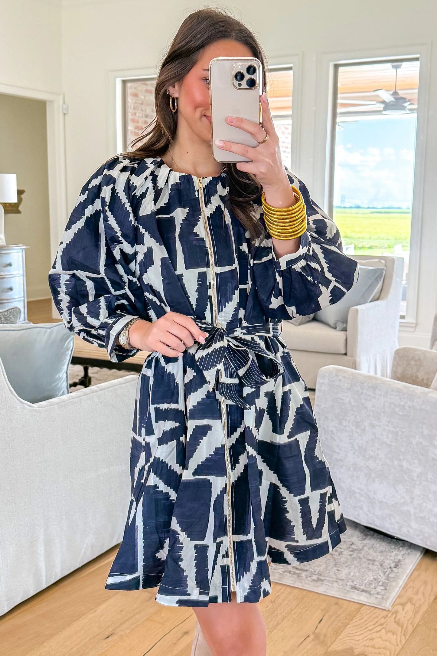 Blauwe jurk met abstracte geometrische print ritssluiting en strikceintuur