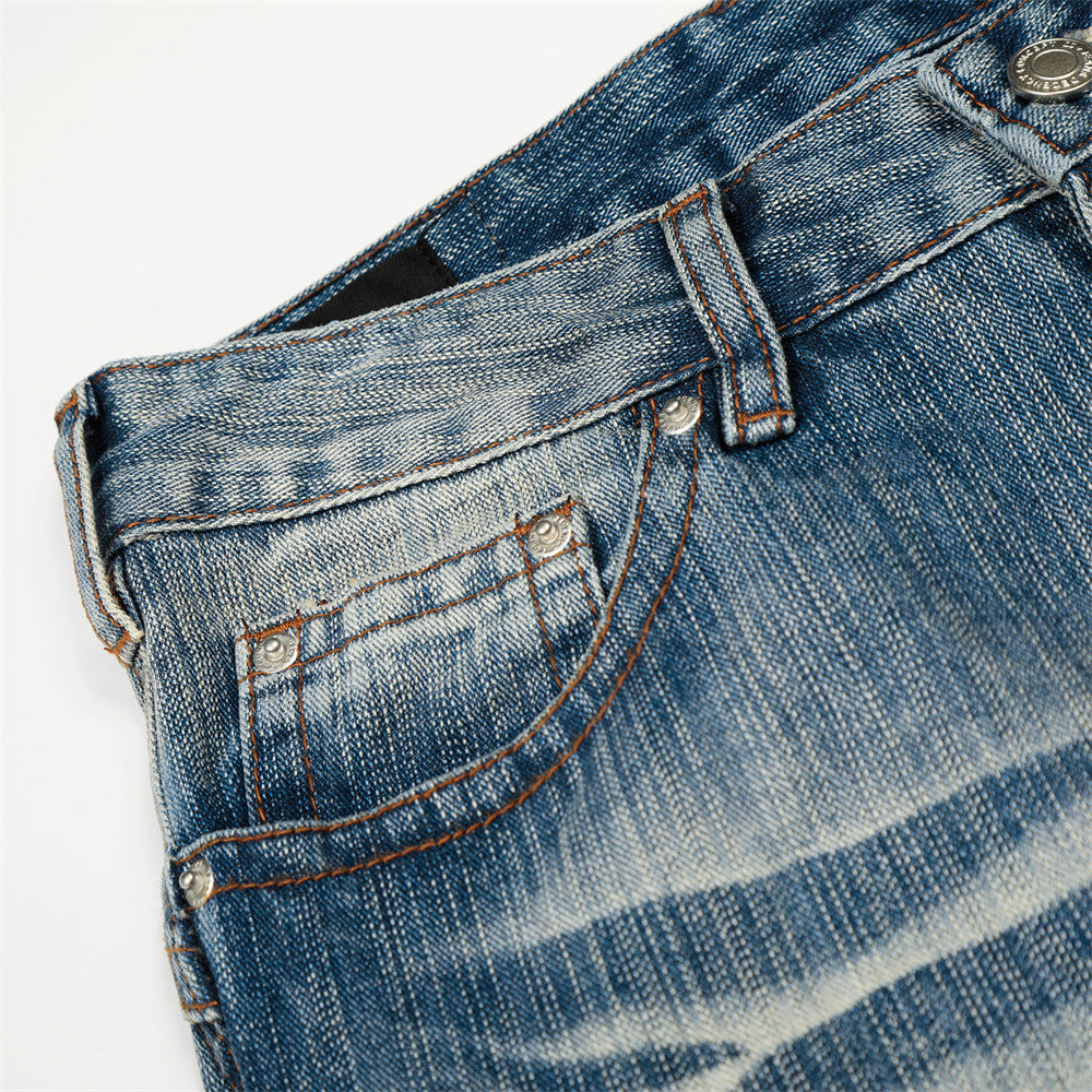 Witgewassen denim jeans in gebogen mes vorm