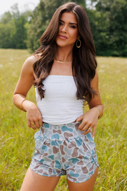 Camouflageprint shorts met hoge taille en plooien