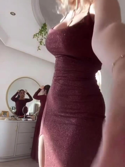 Bourgondische glanzende jurk met strik en split