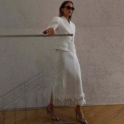 Elegant tweedelig damespak: jasje met V-hals lange mouwen en een maxi-rok met ruches en split