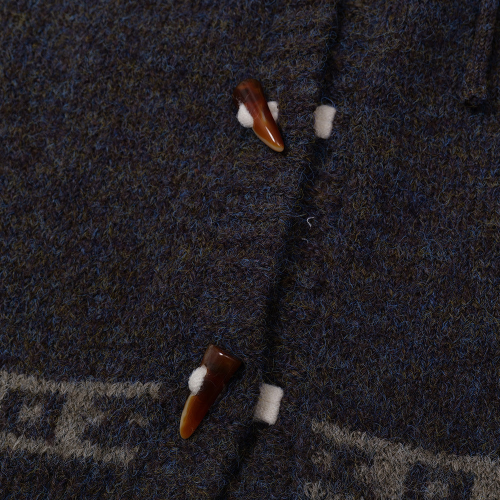 Gebreid vest met capuchon en knopen in stierenhoornmotief