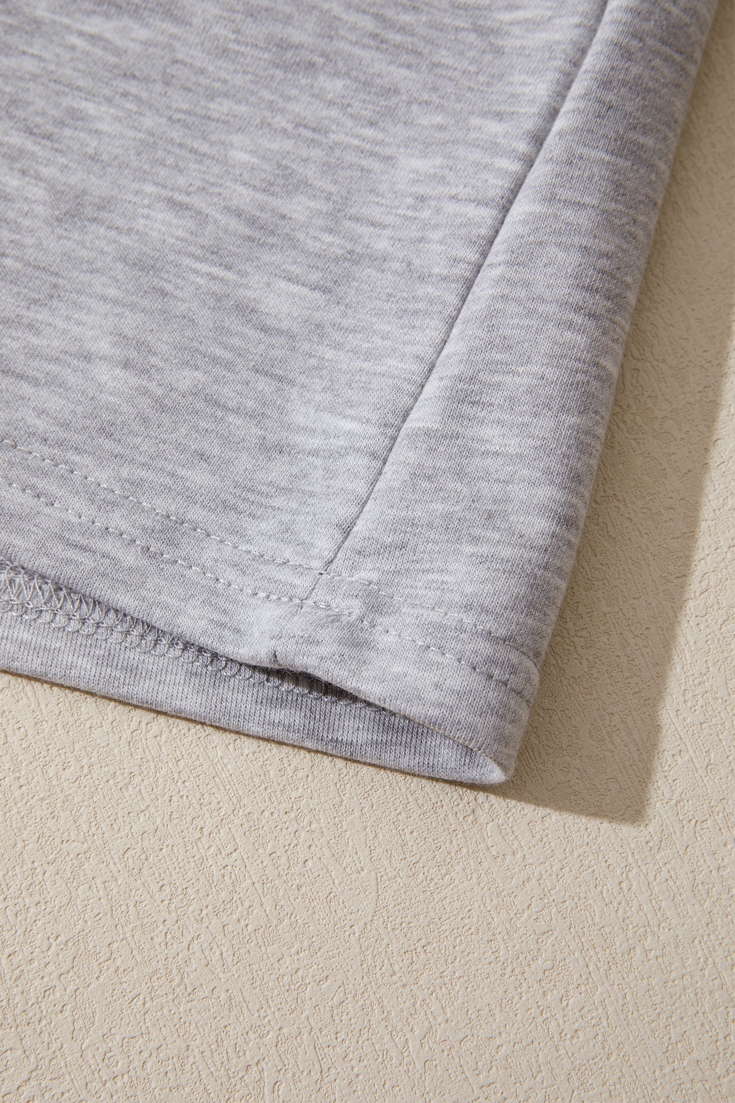 Lichtgrijze oversized T-shirt met patchworkdetails en onafgewerkte randen