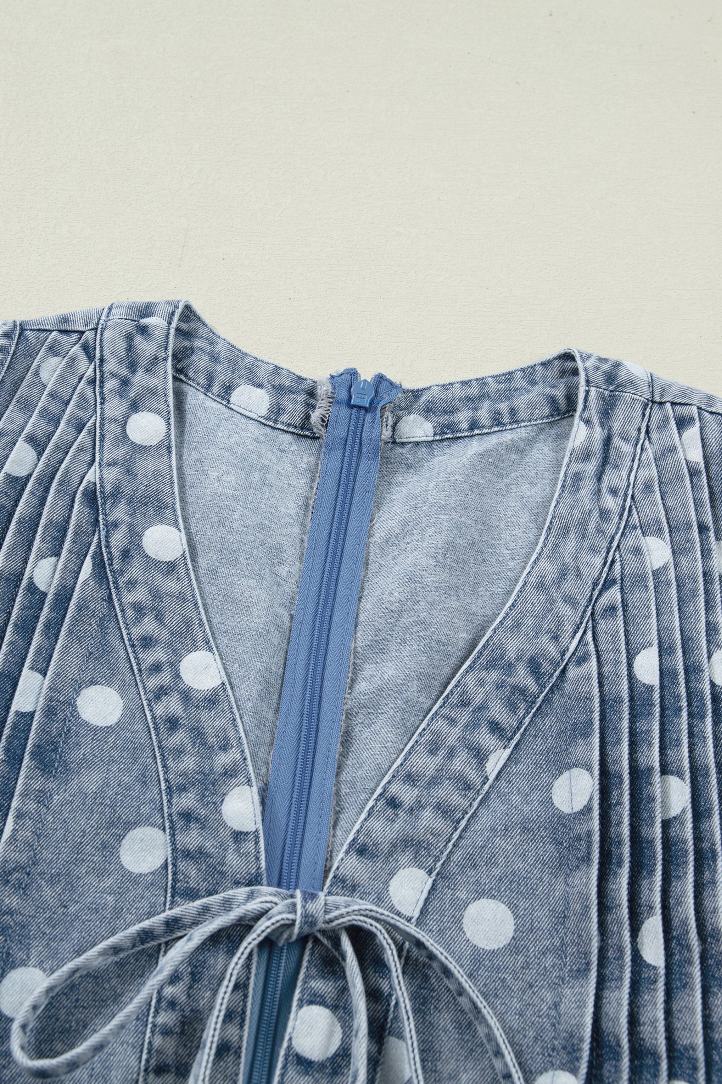Korte wijde mouwloze jumpsuit van denim met stippenprint strik V-hals en plooien