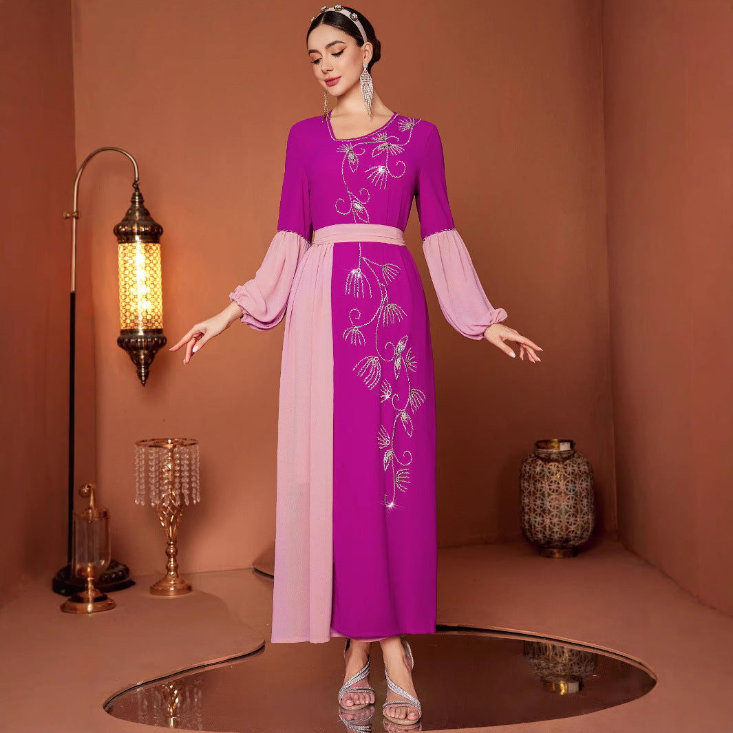 Rozenrode elegante chiffonjurk met handgestikte ruitvormige omtrek