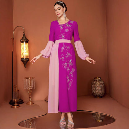 Rozenrode elegante chiffonjurk met handgestikte ruitvormige omtrek