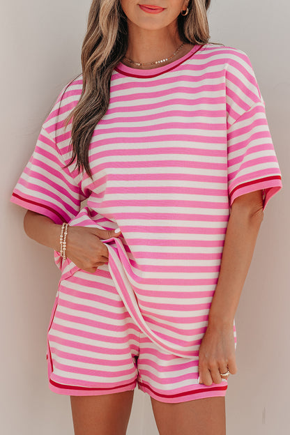 Roze gestreepte top met contrasterende biesbkorte mouwen en losse shorts