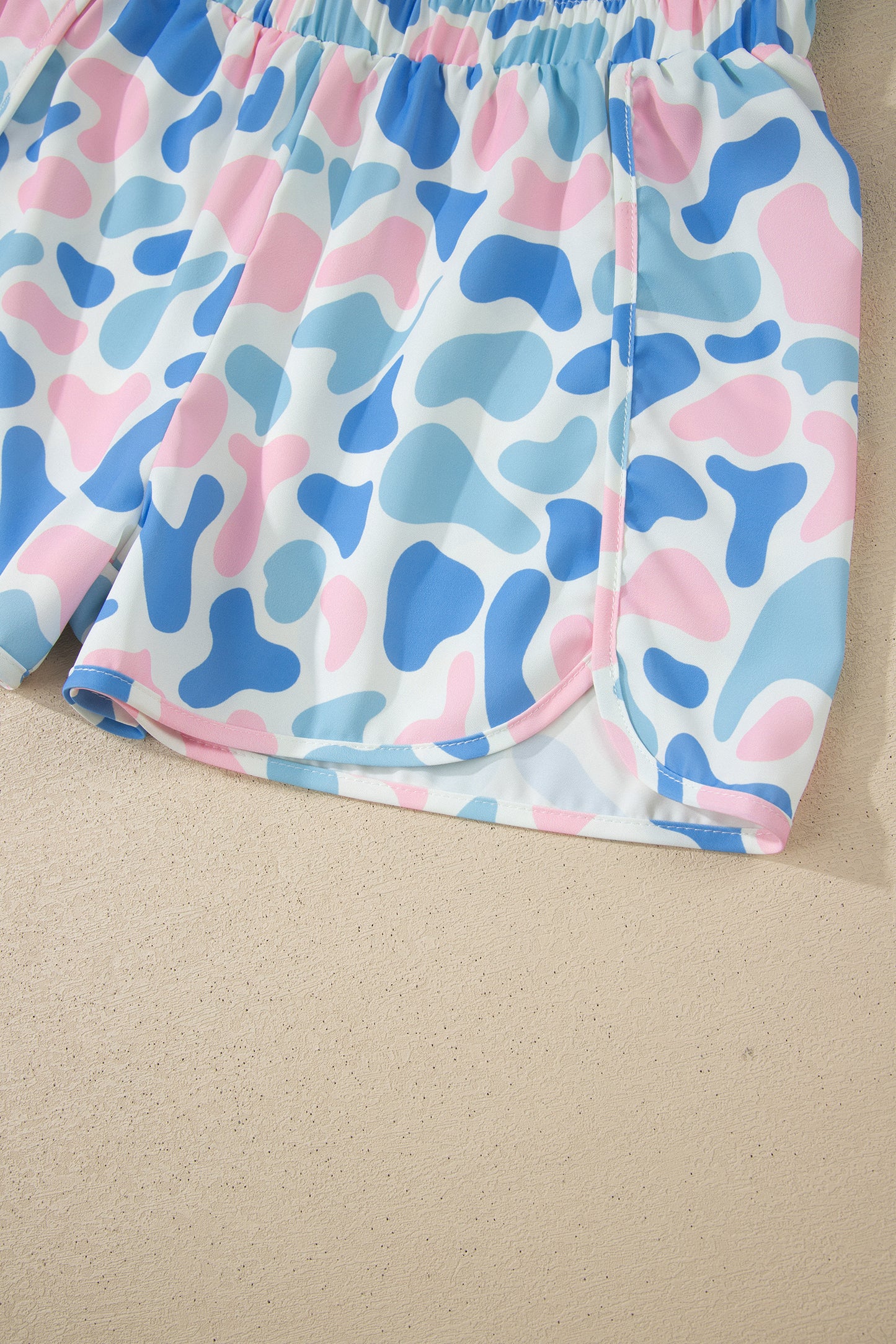 Camouflageprint shorts met hoge taille en plooien