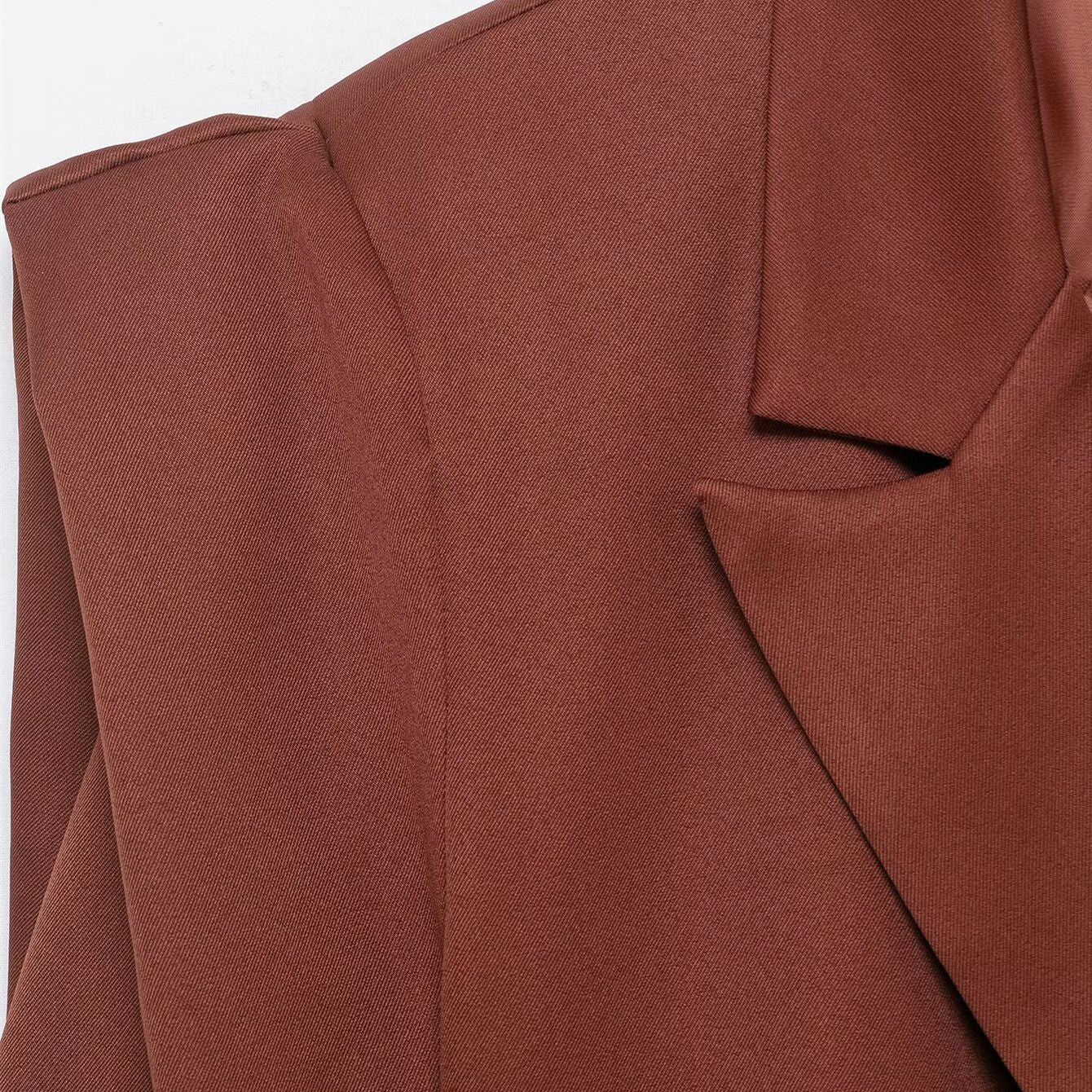 Elegant colbert in vintage stijl met striksluiting en wijde schouders