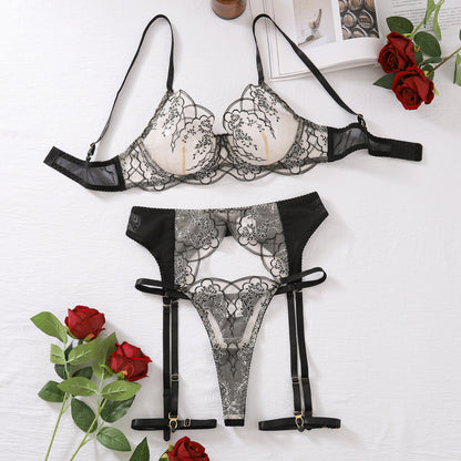 Verleidelijke en leuke vierdelige set met kanten borduursels