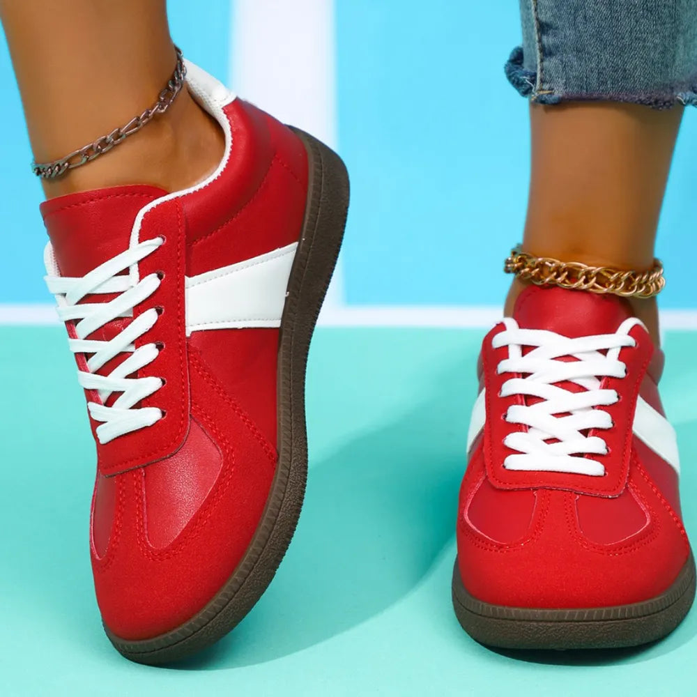 Platte sneakers met ronde neus en vetersluiting in contrasterende kleur