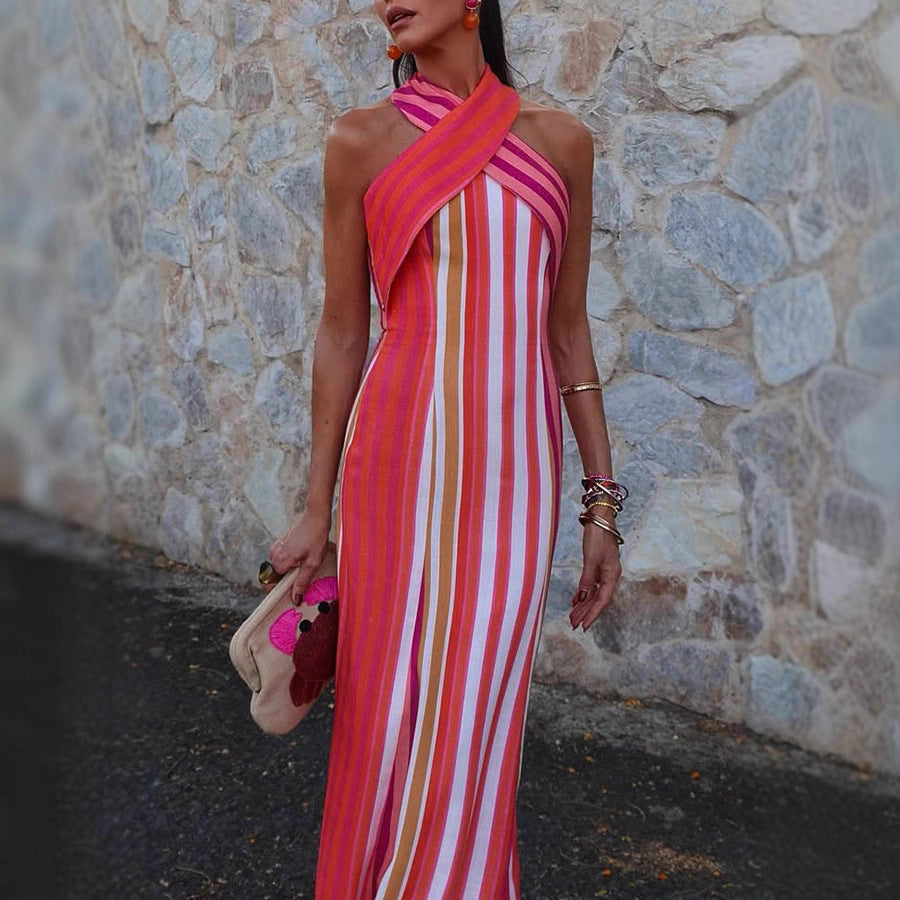 Elegante nauwsluitende gestreepte mouwloze maxi-jurk met gekruiste bandjes