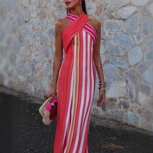 Elegante nauwsluitende gestreepte mouwloze maxi-jurk met gekruiste bandjes