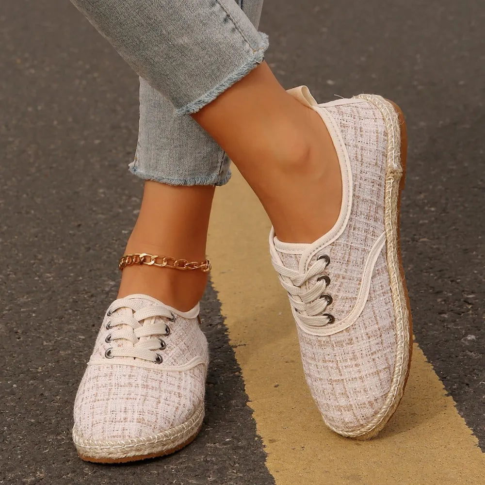Platte sneakers met ronde neus en vetersluiting gemaakt van tweedstof