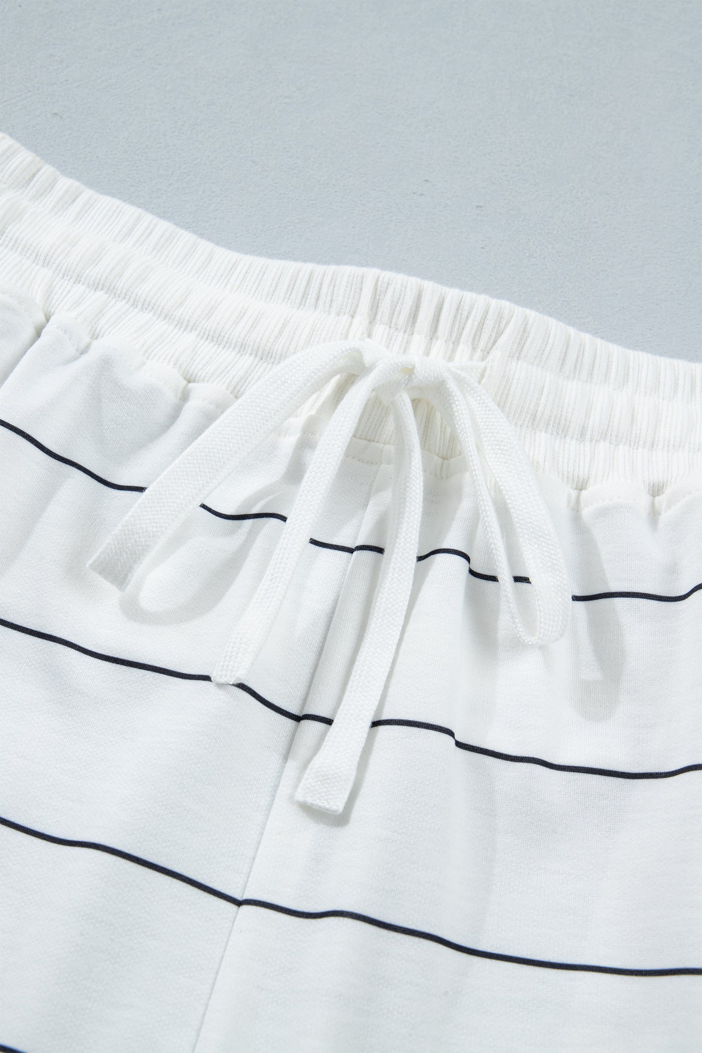 Gestreepte shirt met korte mouwen en shorts met zakken en trekkoord 2-delige set