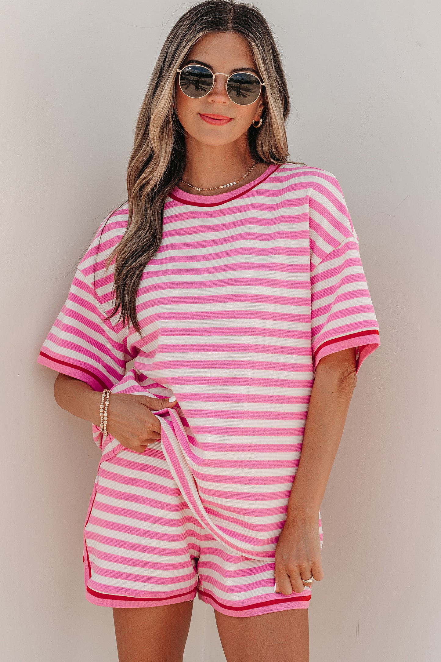 Roze gestreepte top met contrasterende biesbkorte mouwen en losse shorts