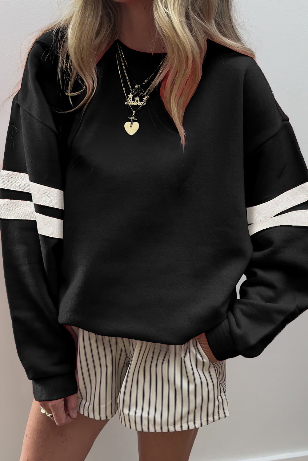 Preppy sweatshirt met strepen op de mouwen en een losse pasvorm