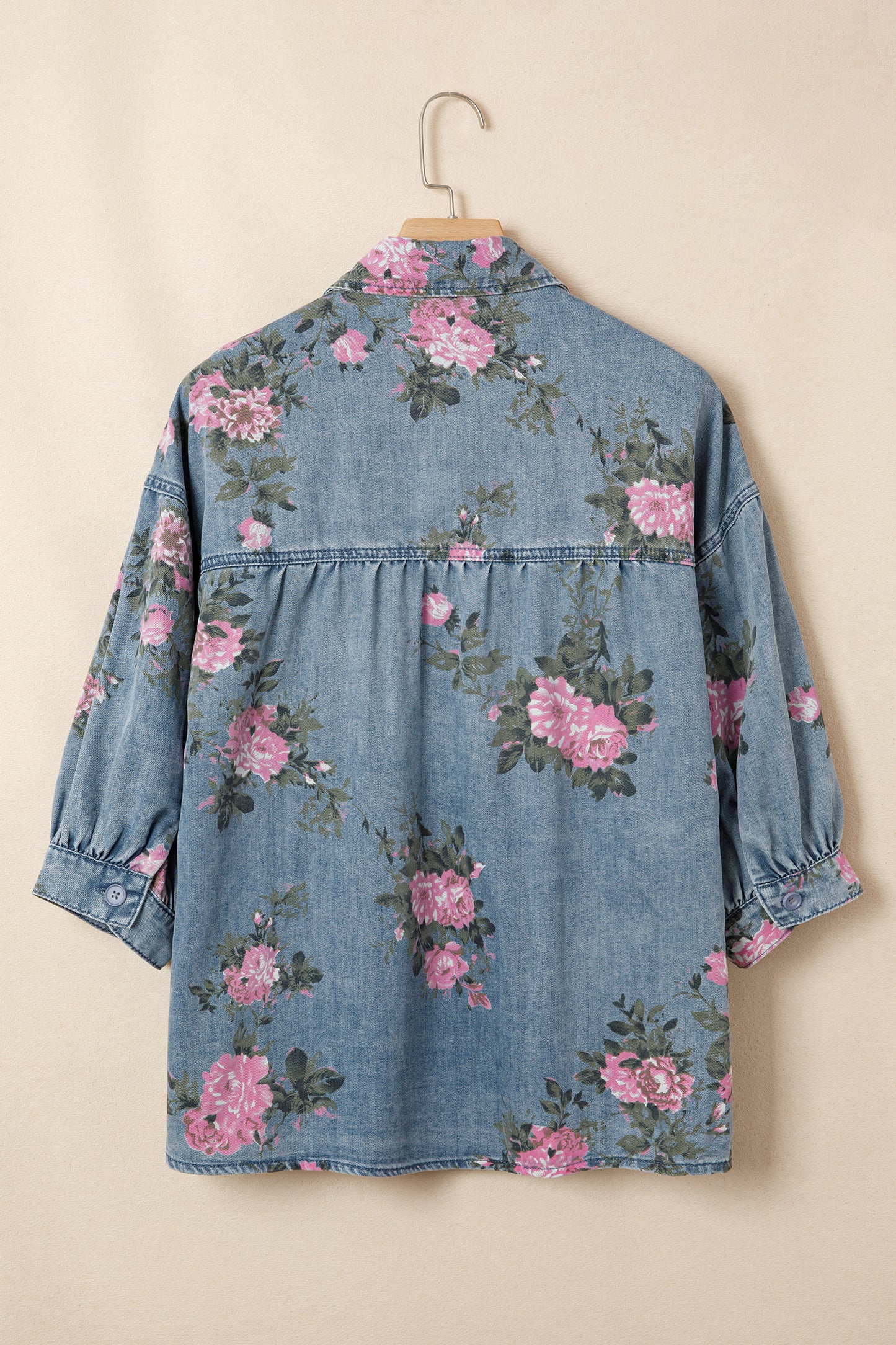 Blauwe denim overhemd met armbandmouwen en bloemenprint