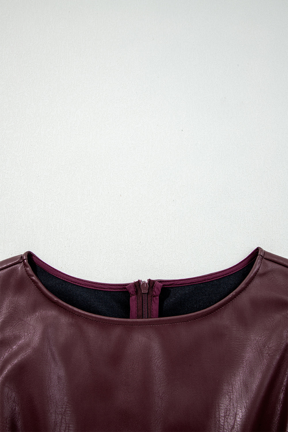 Mouwloze mini-jurk met ronde hals van imitatieleer