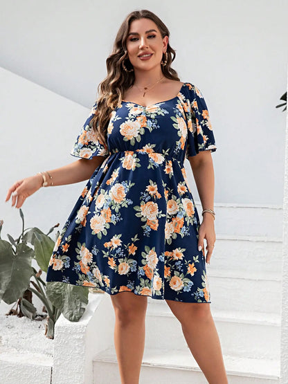 Plus size gebloemde zomerjurk met korte mouwen hoge taille en U-hals