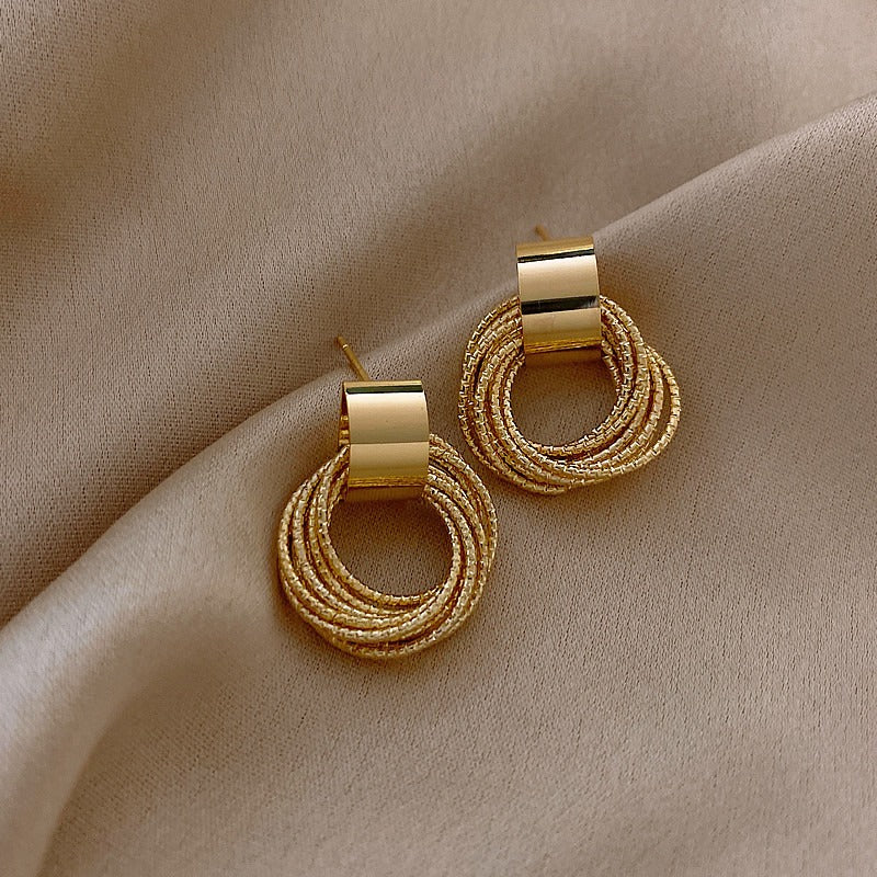 Retro metallic oorbellen met meerdere kleine cirkelvormige hangers