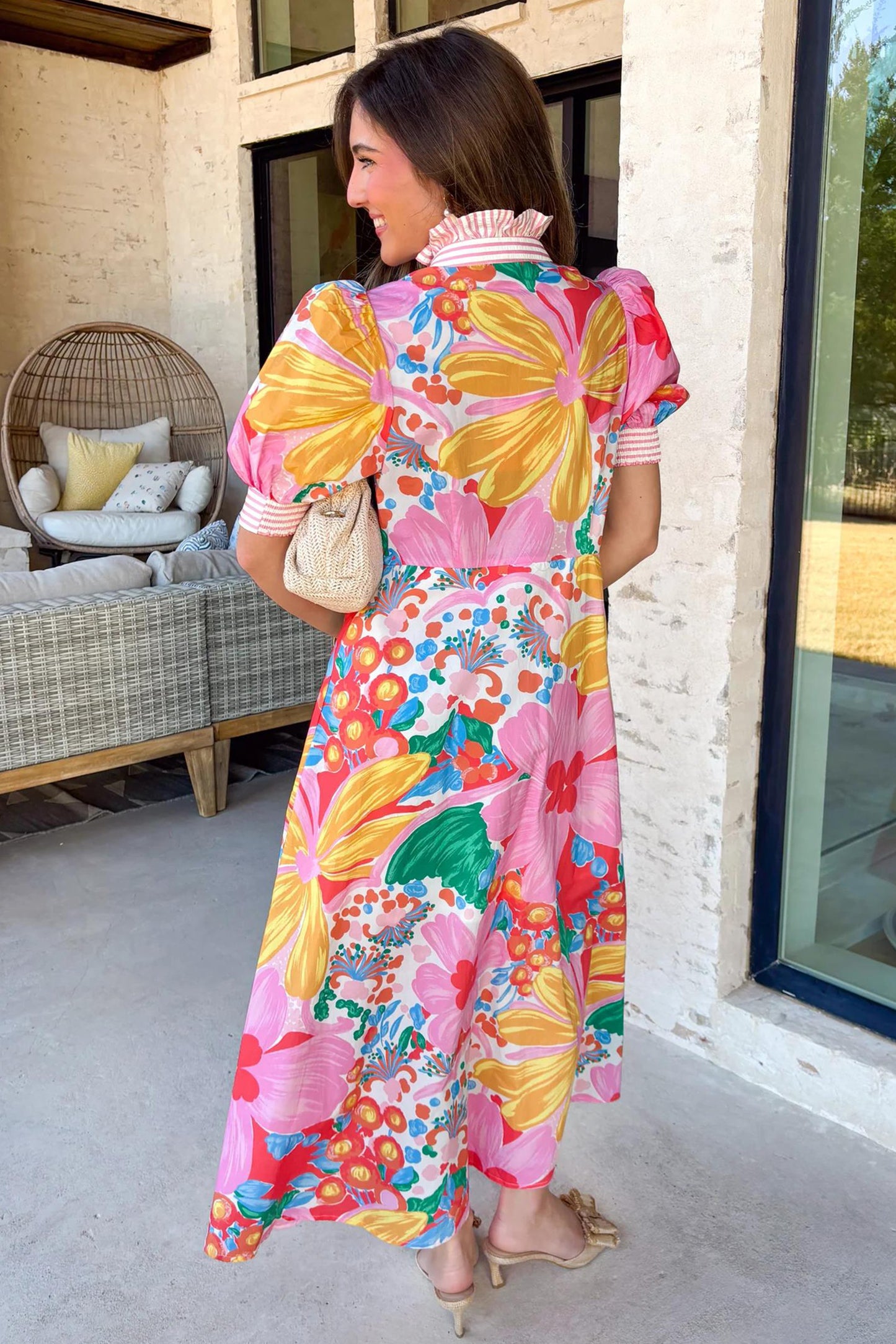 Roze vakantiejurk met bloemenprint gestreepte bies knoopsluiting en korte mouwen