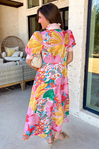 Roze vakantiejurk met bloemenprint gestreepte bies knoopsluiting en korte mouwen