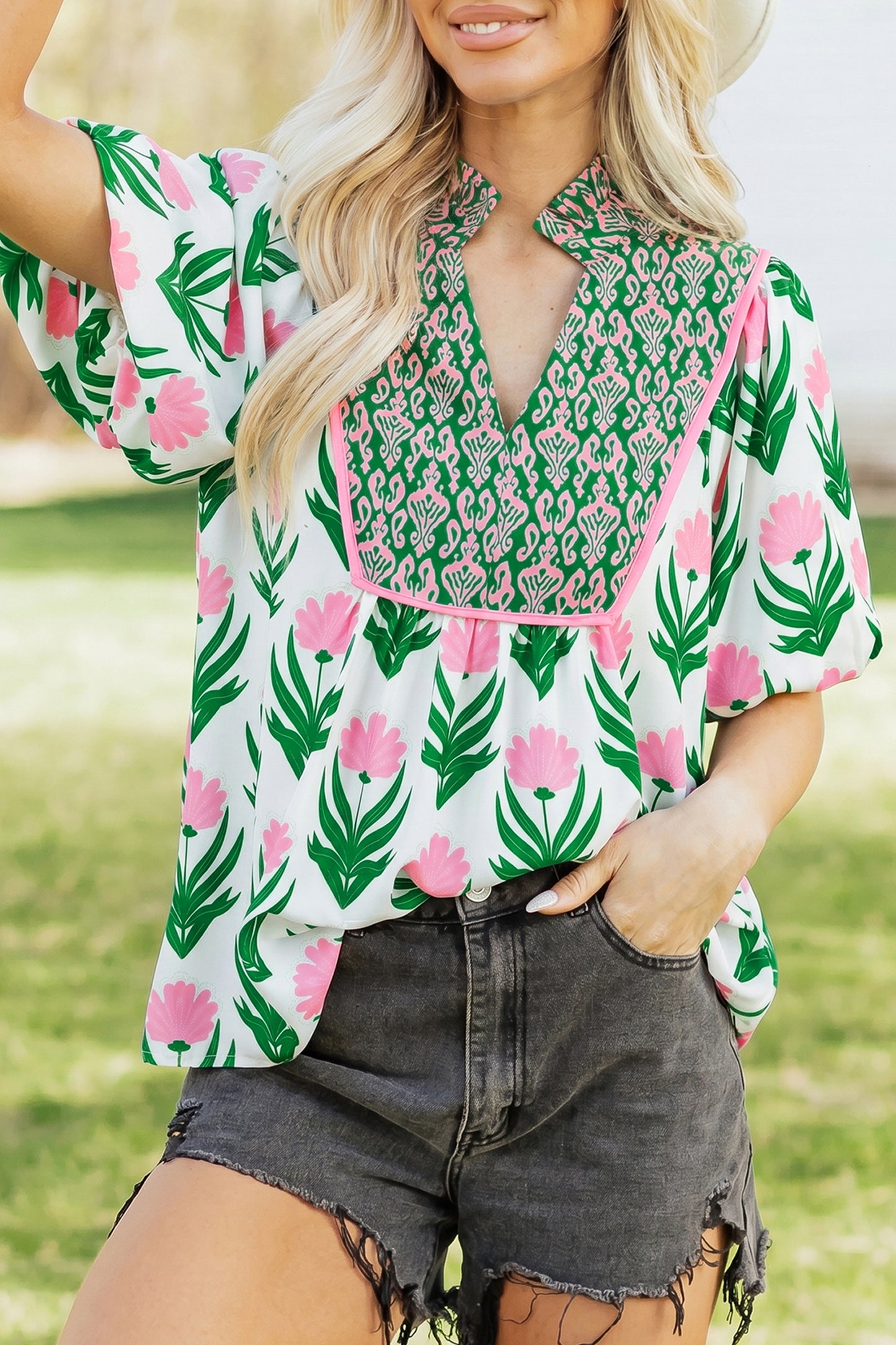 Blouse met veelkleurige bloemenprint pofmouwen contrasterende boord en V-hals