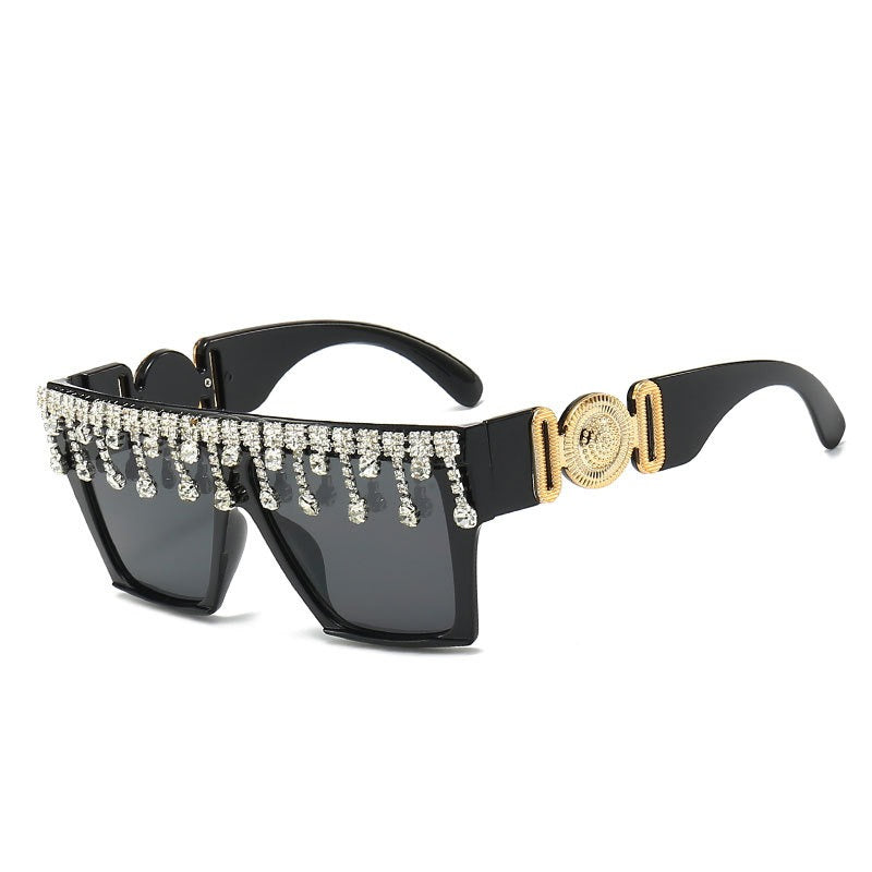 Retro zonnebril met groot montuur en diamantinleg