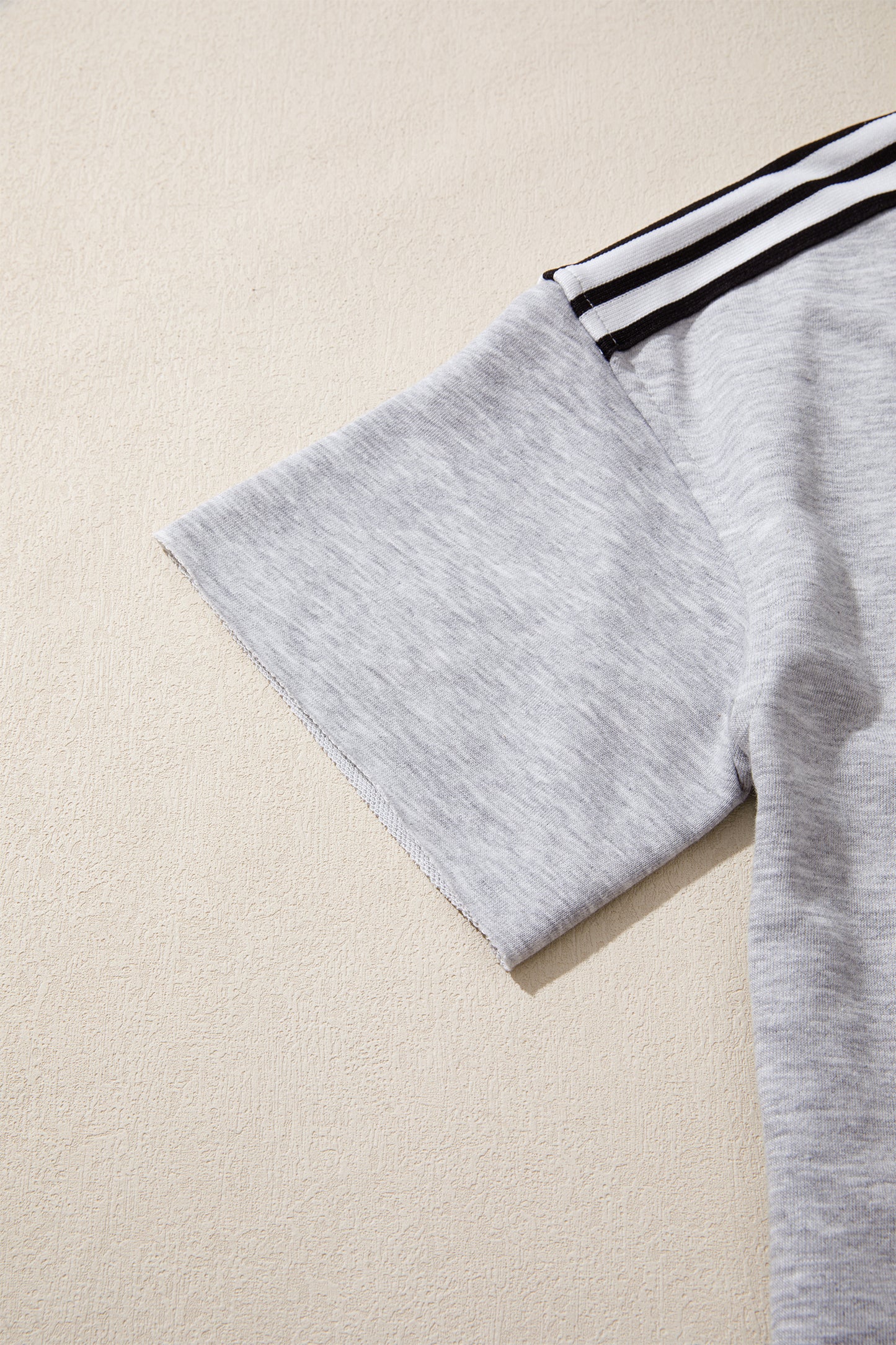 Lichtgrijze oversized T-shirt met patchworkdetails en onafgewerkte randen