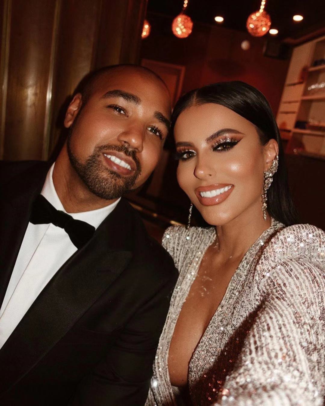 Paillettenjurk met lange mouwen V-hals hoge taille en split