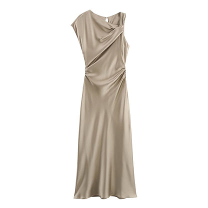 Modieuze satijnen jurk in Franse stijl met plooien