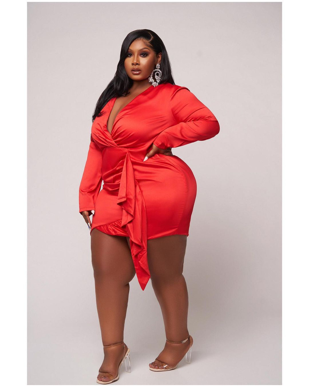 Plus Size Korte Jurk Met Ruches Diepe V-hals En Lange Mouwen