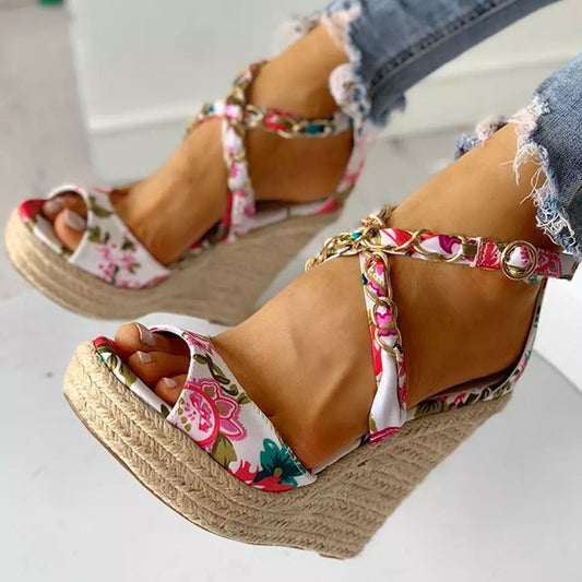 Dames wedges met print en kettingdetail