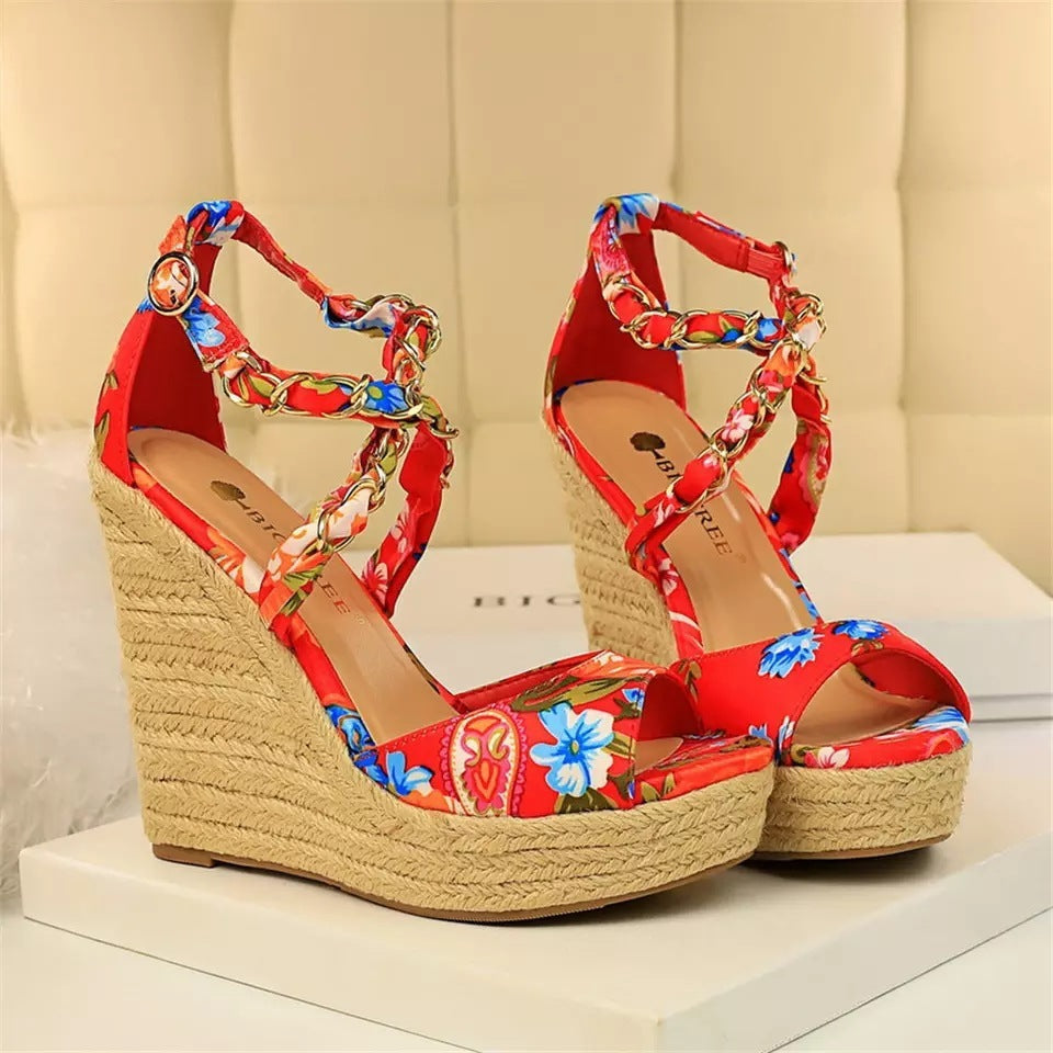 Dames wedges met print en kettingdetail