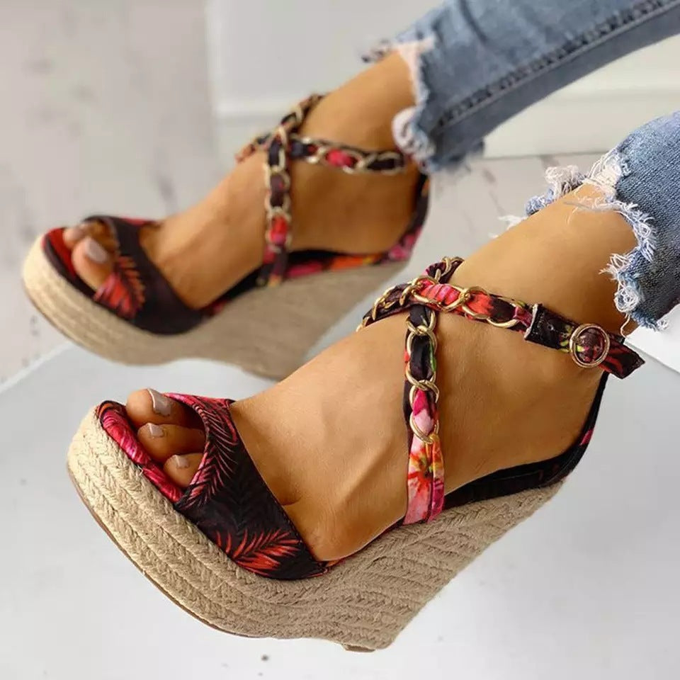 Dames wedges met print en kettingdetail