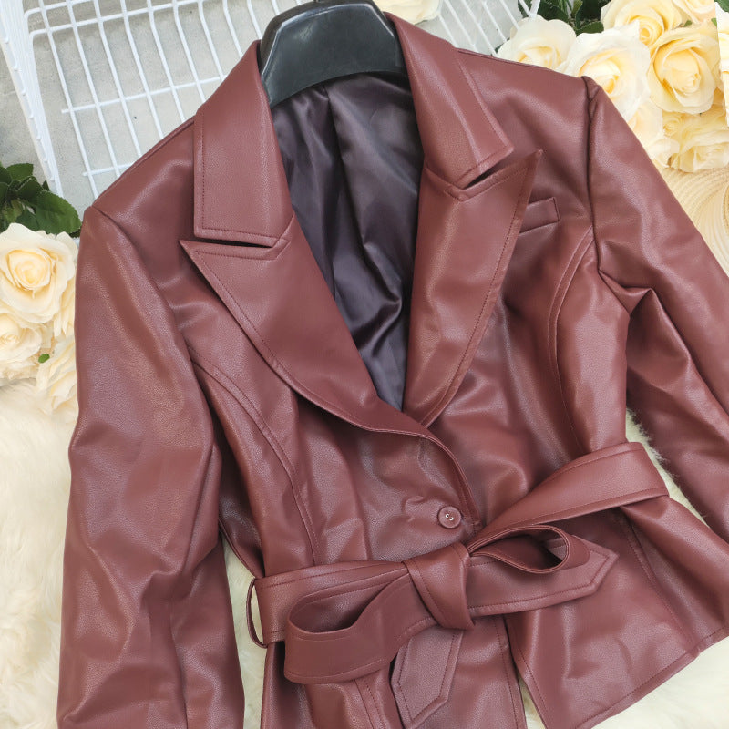 Effen PU-leren damesjasje met lange mouwen en vetersluiting