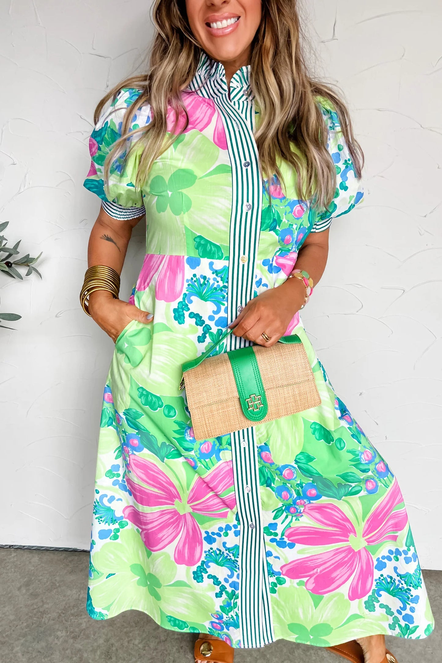 Roze vakantiejurk met bloemenprint gestreepte bies knoopsluiting en korte mouwen