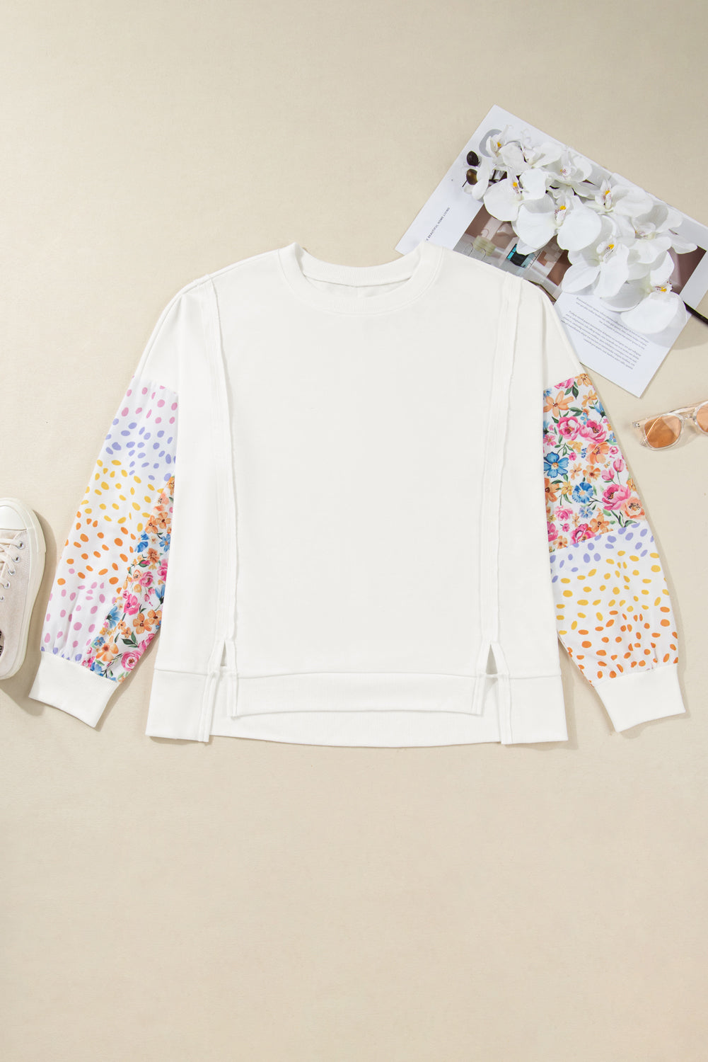 Witte plus-size sweatshirt met zichtbare naden contrasterende stippen en bloemenprint
