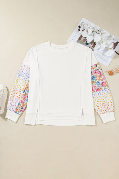Witte plus-size sweatshirt met zichtbare naden contrasterende stippen en bloemenprint