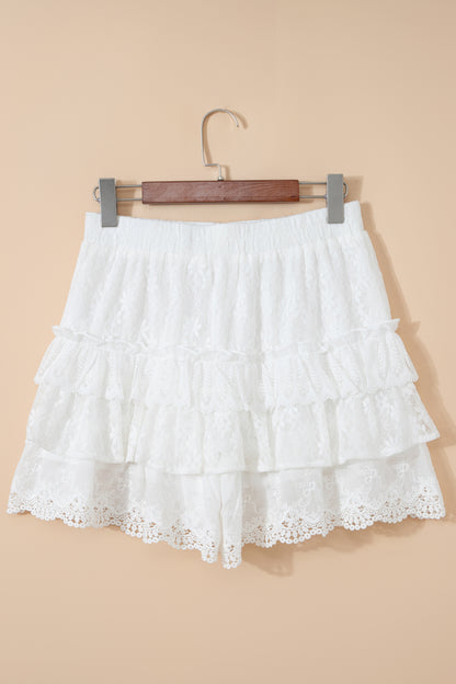Witte kanten shorts met ruches meerdere lagen en een elastische tailleband met trekkoord