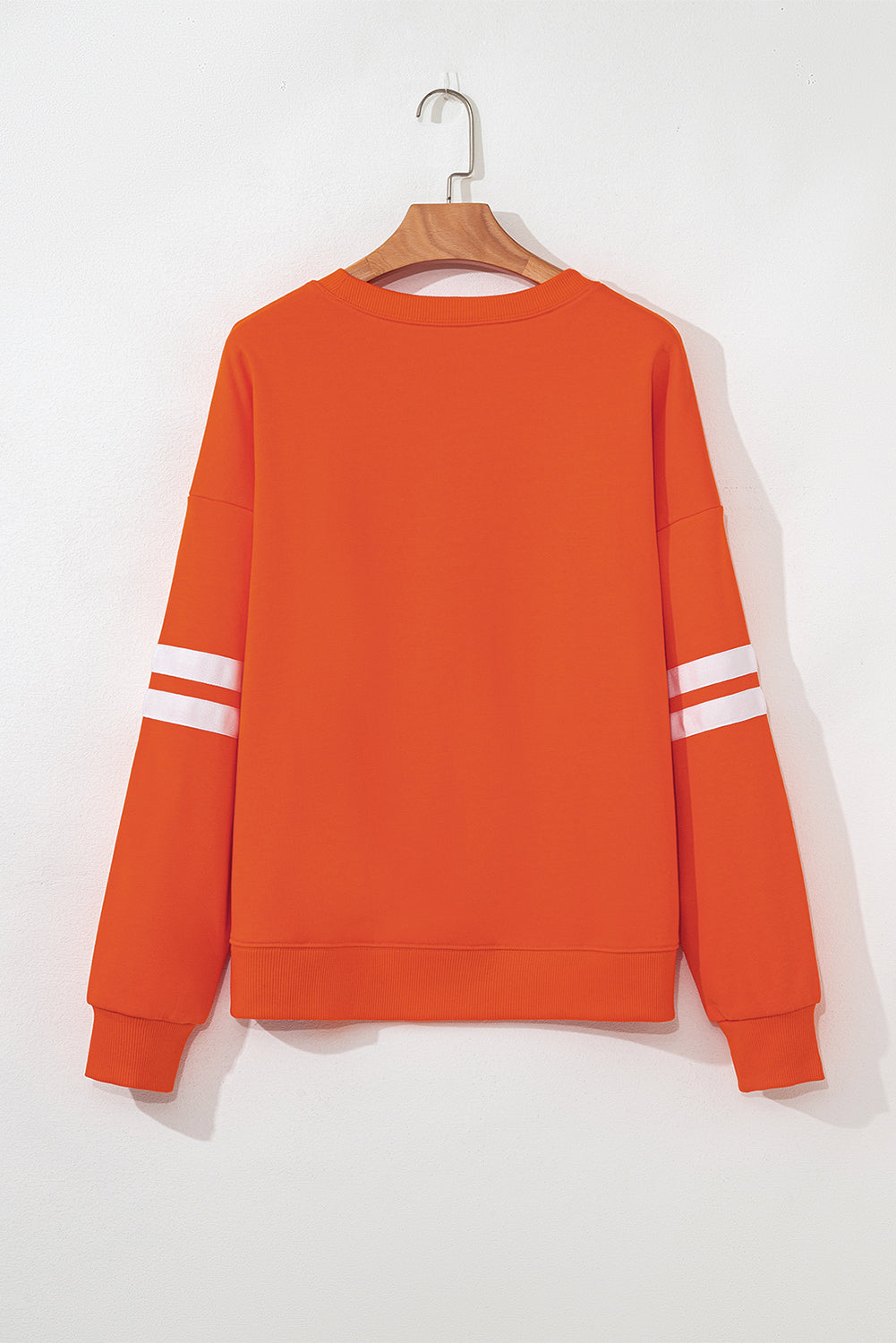 Preppy sweatshirt met strepen op de mouwen en een losse pasvorm