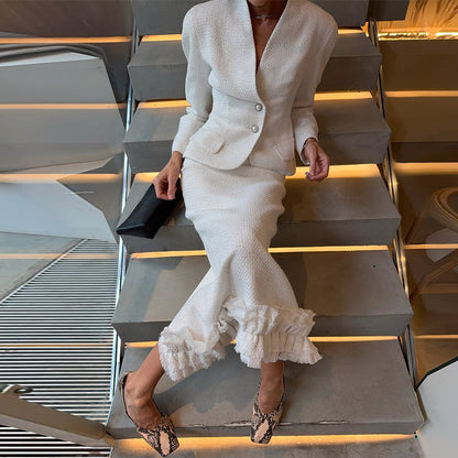 Elegant tweedelig damespak: jasje met V-hals lange mouwen en een maxi-rok met ruches en split