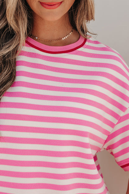 Roze gestreepte top met contrasterende biesbkorte mouwen en losse shorts