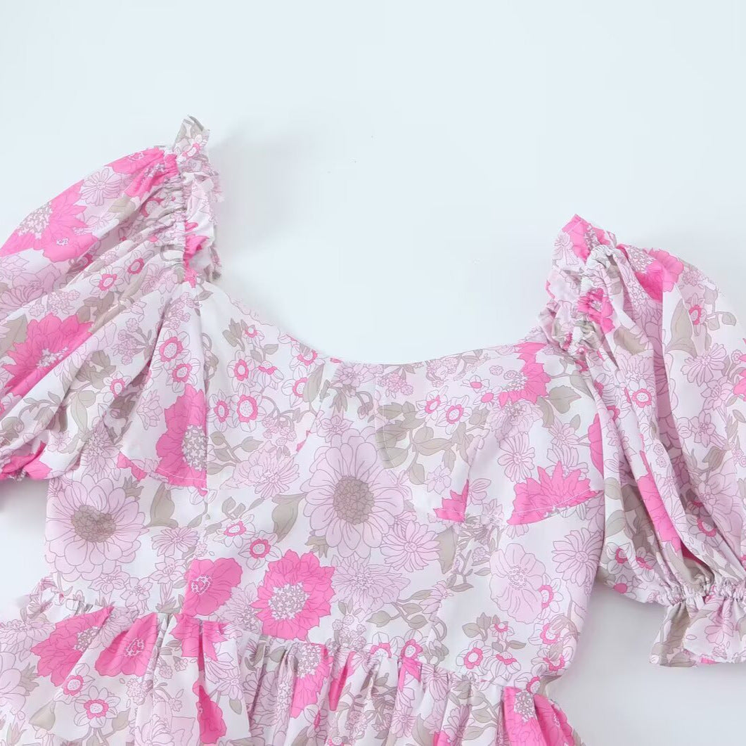 Stijlvolle damesjurk met pofmouwen roze bloemenprint en getailleerde pasvorm