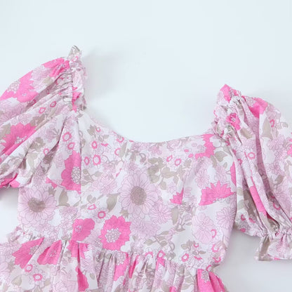 Stijlvolle damesjurk met pofmouwen roze bloemenprint en getailleerde pasvorm