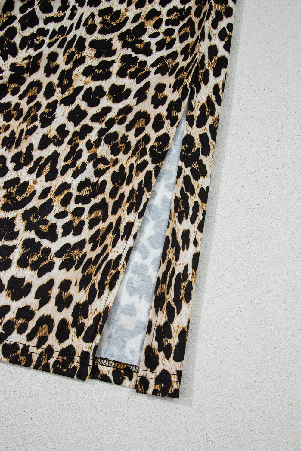Mouwloze maxi-jurk met luipaardprint en zijsplit