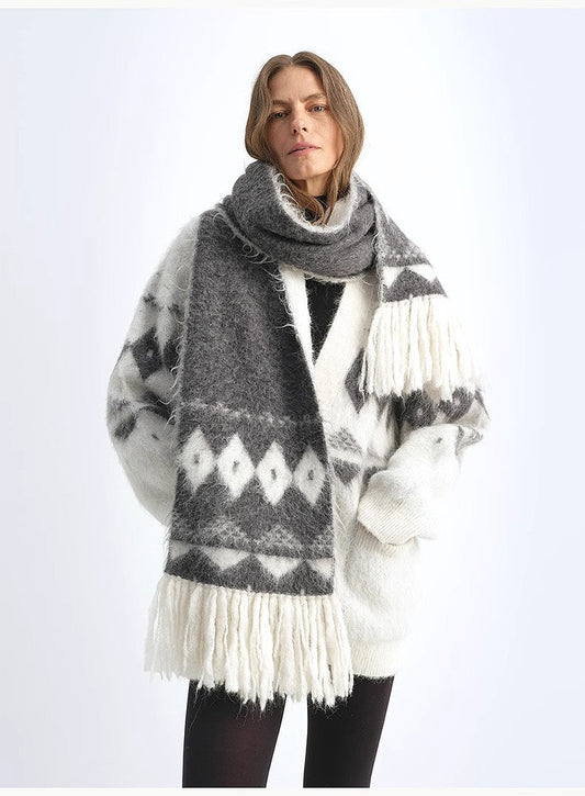 Sjaal van Nepalese alpacawol met contrasterende kleuren jacquard en kwastjes 190*27
